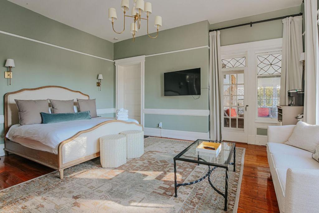 The Historic Berkeley Place Staunton Room photo