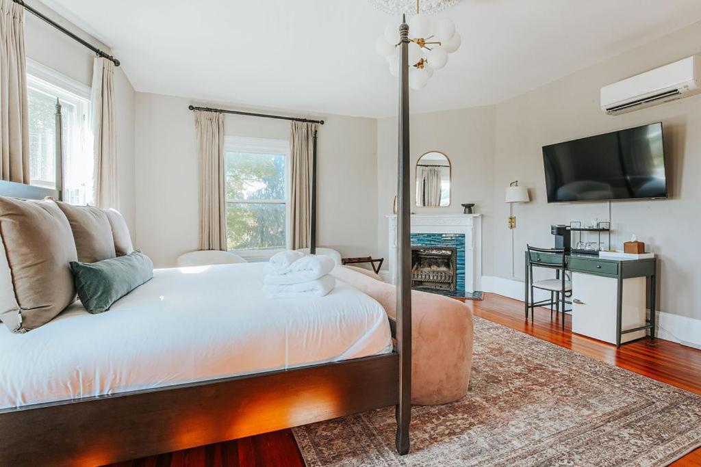 The Historic Berkeley Place Staunton Room photo